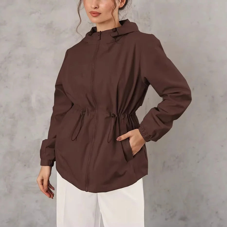 Damen Outdoorjacke mit anpassbarer Kapuze und geräumigen Taschen 2