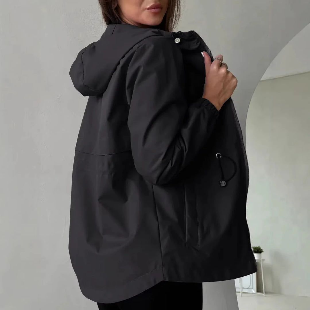 Damen Outdoorjacke mit anpassbarer Kapuze und geräumigen Taschen 3
