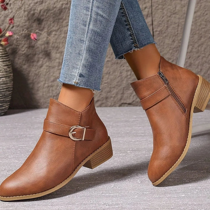 Frieda | Damen Stiefeletten mit Blockabsatz Schnallendetail Seitenreißverschluss 9