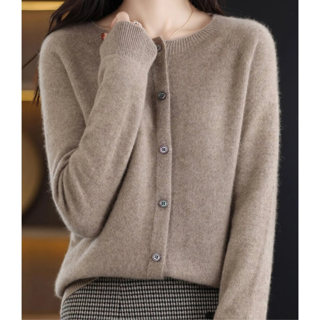 Katharina | Damen Strickjacke mit klassischer Knopfleiste 11