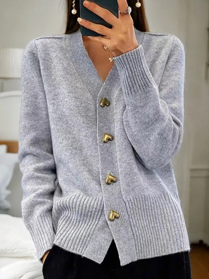 Leonie | Damen V-Ausschnitt Strick-Cardigan mit Herzknöpfen Relaxed Fit 1