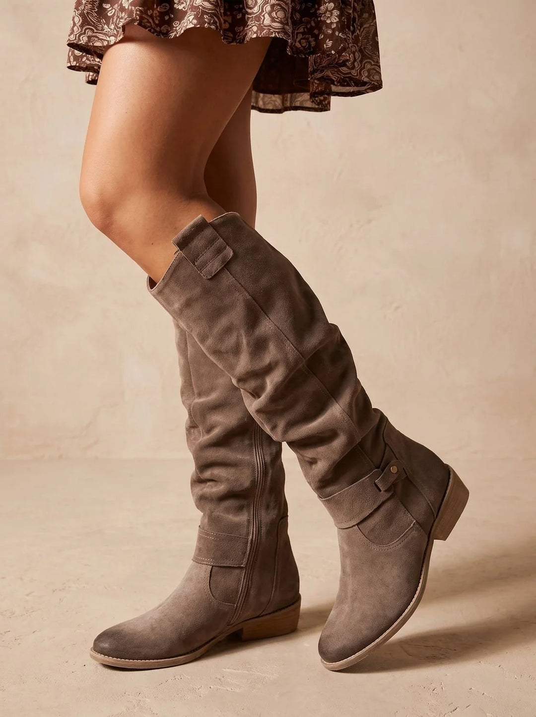 Marie | Damen Kniehohe Schlupfstiefel Spitze Zehenform Blockabsatz Ziehlasche 3