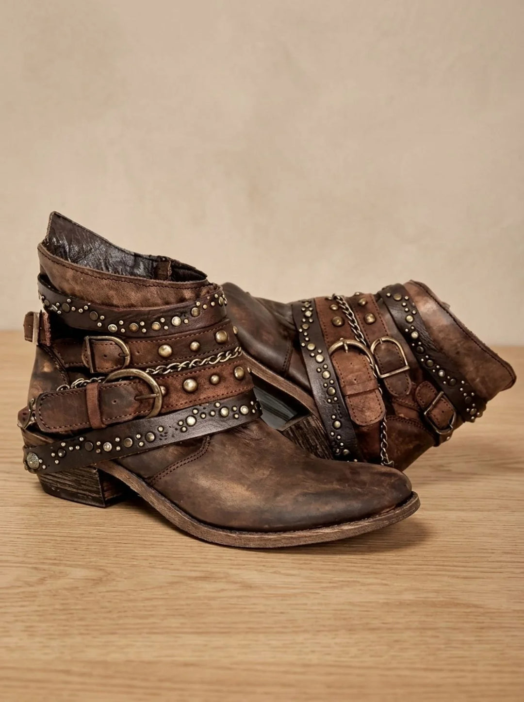 Sophie | Damen Vintage Western Stiefeletten mit Schnallenriemen Nieten Ketten 5